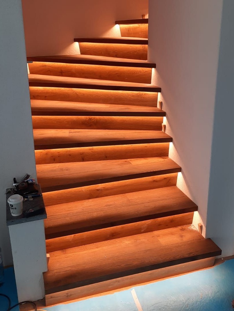 Parketttreppe mit warmem Licht unter jeder Stufe
