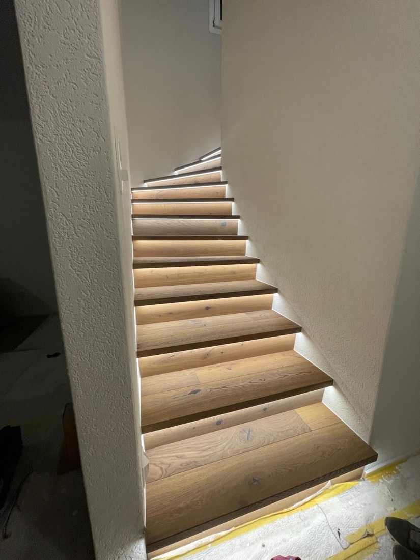 Gerade Treppe mit hellem Eichenparkett auf den Stufen