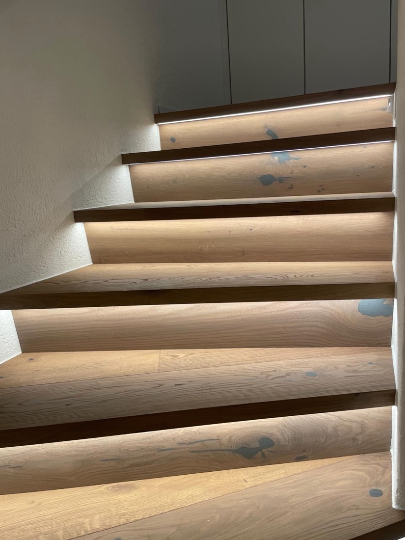 Stufen mit Eichenparkett und Lichtfuge