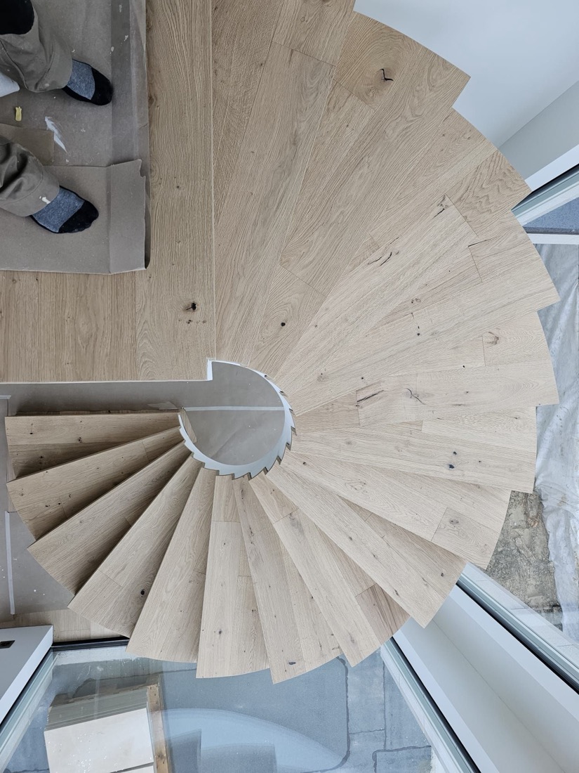 Wendeltreppe mit Eichenstufen, von oben gesehen